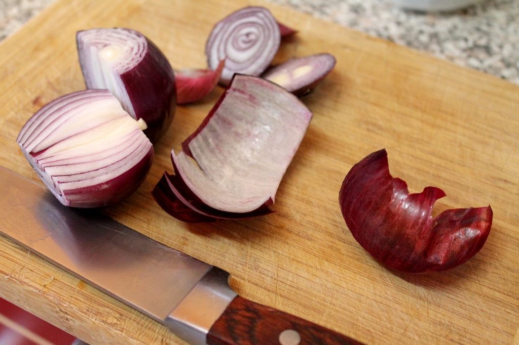 onions, board, knife-282428.jpg